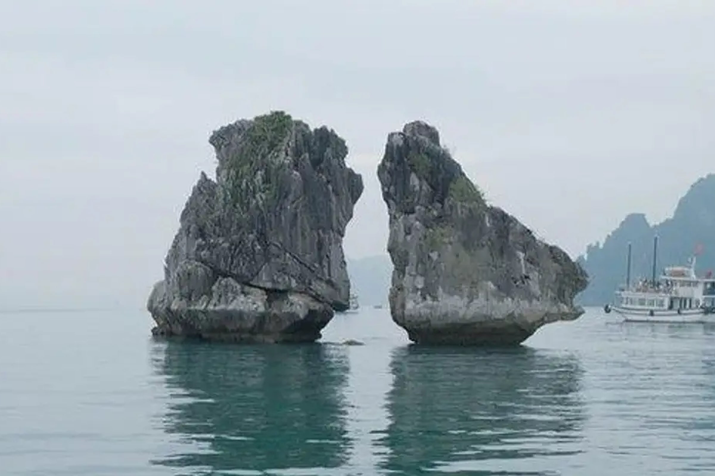 Halong Bay boat Tour 4 hours from Halong city